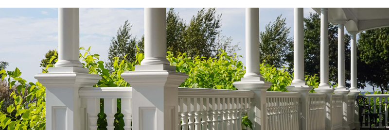 Galerie avec colonnes blanches et balustrade en PVC cellulaire